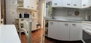 Kuchyňa alebo kuchynka v ubytovaní Apartamento panorámico beach Fuengirola