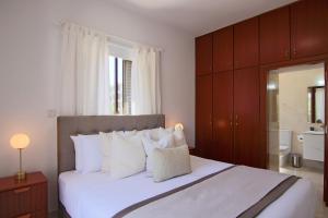 Un pat sau paturi într-o cameră la Phaedrus Living: City View Luxury Flat Androcleous