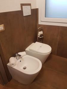 A bathroom at Mazzi House Garden