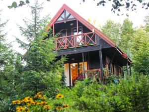 Ogród w obiekcie Garden House nad jeziorem Szelment