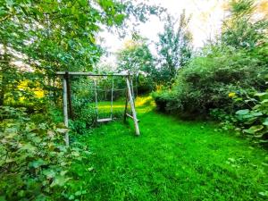 Ogród w obiekcie Garden House nad jeziorem Szelment