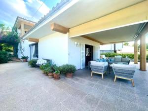 een terras met een tafel, stoelen en planten bij BEACH HOUSE IDEAL FOR CHILDREN in Cielo de Bonaire 