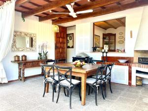 een eetkamer met een houten tafel en stoelen bij BEACH HOUSE IDEAL FOR CHILDREN in Cielo de Bonaire 