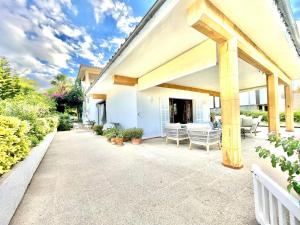 een patio van een huis met stoelen en planten bij BEACH HOUSE IDEAL FOR CHILDREN in Cielo de Bonaire 