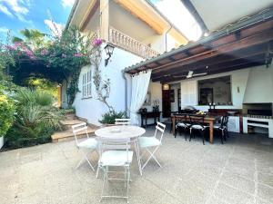 een patio met een tafel en stoelen en een keuken bij BEACH HOUSE IDEAL FOR CHILDREN in Cielo de Bonaire  +37 foto's