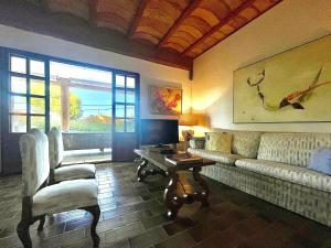 een woonkamer met een bank en een tafel bij BEACH HOUSE IDEAL FOR CHILDREN in Cielo de Bonaire 