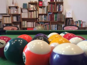 a pile of billiard balls on a pool table at Le Jardin des Lys in Saint-Léonard-de-Noblat