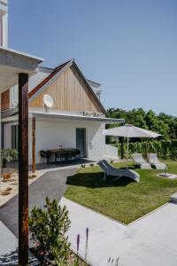a backyard with a table and an umbrella at Weinberg Chalet 2 in Eisenberg an der Pinka