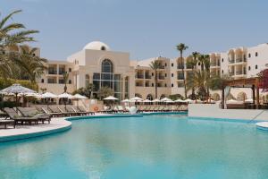 une grande piscine en face d'un complexe dans l'établissement The Residence Tunis, à Gammarth