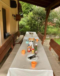 een groep tafels met eten en drinken erop bij TreeHouse in Pădurea Neagră