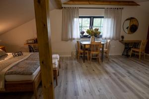 Postel nebo postele na pokoji v ubytování HORTUS apartament z klimatyzacją