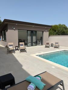 The swimming pool at or close to Villa Vida, Medulin - Bazen i jacuzzi