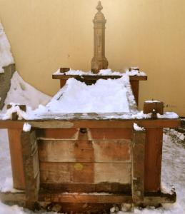 una mesa de madera con nieve encima en Les Granges 22, en Montalbert