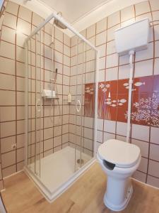 uma casa de banho com um WC e um chuveiro em BeeLiving Room&Breakfast em Riccione