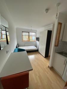 Habitación con cocina y habitación con cama en Stylish & compact city center studio apartment en Norwich