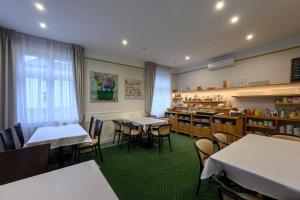Reštaurácia alebo iné gastronomické zariadenie v ubytovaní Hotel Zelená Marina