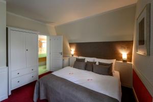 sypialnia z dużym białym łóżkiem z 2 lampami w obiekcie Hotel Zelená Marina w Vrchlabi +37 zdjęć