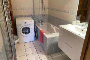 モンタルベールにあるLes Granges 15のバスルーム(洗濯機、シンク付)