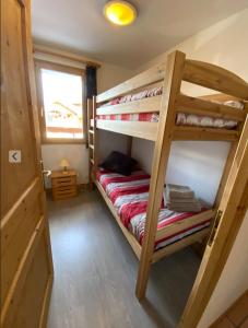 モンタルベールにあるLes Granges 15の二段ベッド2組、窓が備わる客室です。