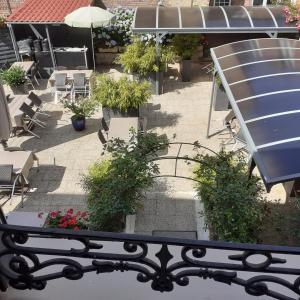 Ein Balkon oder eine Terrasse in der Unterkunft Hôtel de Guise SARL