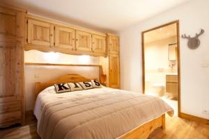 1 dormitorio con 1 cama grande y espejo en Les Granges 14 for 10 people, en Montalbert