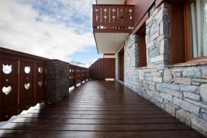 un pasillo de un edificio con una pasarela de madera en Les Granges 14 for 10 people, en Montalbert