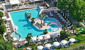 Vista de la piscina de Majestic Beach Hotel & Wellness o alrededores