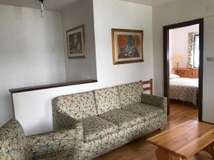 un soggiorno con divano e letto di Big apartment Ovindoli a Ovindoli