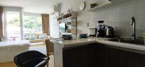 Dapur atau dapur kecil di Superbe Studio avec Salle De Bain Privee Kata Beach Phuket Phuket