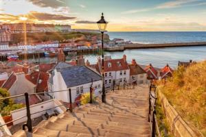 una ciudad con escaleras que conducen al agua en 5m xl bell tent with log burner near Whitby, en Saltburn-by-the-Sea