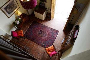 uma vista superior de uma sala de estar com 2 cadeiras e um tapete em Casa Antonio em Alájar
