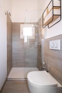 a bathroom with a toilet and a shower and a sink at Appartamento vicino all'Orto Botanico by Wonderful Italy in Bologna