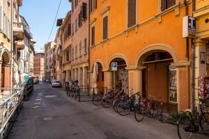 a group of bikes parked on a street next to buildings at Appartamento vicino all'Orto Botanico by Wonderful Italy in Bologna