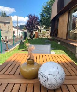 two vases sitting on top of a wooden table at Fantástica casa de diseño en Alp in Alp