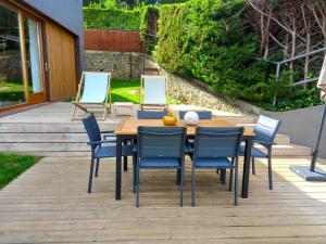 a wooden table and chairs on a patio at Fantástica casa de diseño en Alp in Alp