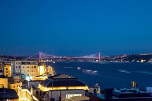 Hotel De Reve Galata-Special Class في إسطنبول: اطلالة على جسر البوابة الذهبية ليلا