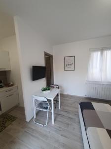 Habitación pequeña con mesa y cama en Mini Suite Valentino, en Casale Monferrato