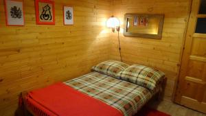 Mały pokój z kanapą w drewnianej ścianie w obiekcie Cztery Pory Roku - Dom w mieście Lutowiska