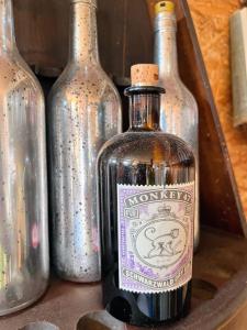 een fles whisky naast vier glazen flessen bij DVOR POD KRíKMI in Spišský Štvrtok