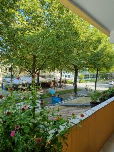 vistas a un parque con árboles y flores en Zentral Hotel en Bad Füssing
