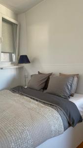 Een bed of bedden in een kamer bij Luka 1718 Apartments