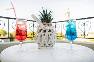 three cocktails on a table with a vase with a plant at Morning Star in Kambos