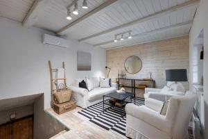 TV a/nebo společenská místnost v ubytování d.Five Vineyard & Retreat Kőröshegy