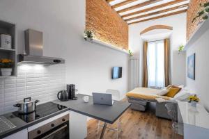 A kitchen or kitchenette at Milano City Apartments - Duomo Brera - Elegant Suite in Design District