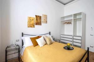 A bed or beds in a room at Milano City Apartments - Duomo Brera - Elegant Suite in Design District