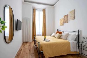 A bed or beds in a room at Milano City Apartments - Duomo Brera - Elegant Suite in Design District