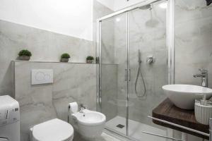 A bathroom at Milano City Apartments - Duomo Brera - Elegant Suite in Design District