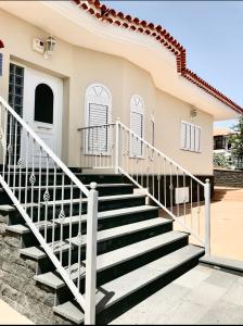 una casa con escaleras delante en Villa for nature lovers, en Vilaflor