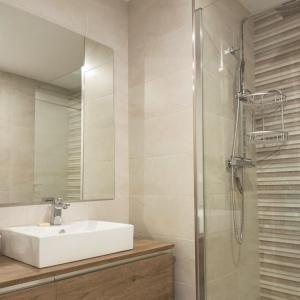 een badkamer met een wastafel en een douche bij Casa del Sol, la Paloma beach apartment with pool in Manilva