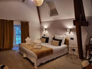 um quarto com uma cama grande num quarto em Manoir d'Hautegente em Coly